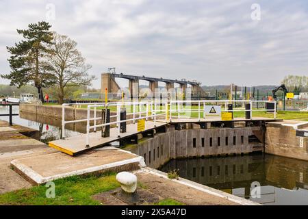 Nouvelle écluse Holme avec des écluses Colwick au-delà de la rivière Trent. Nottingham, Nottinghamshire, Angleterre, Royaume-Uni, Grande-Bretagne Banque D'Images