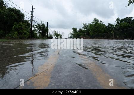 Houston, États-Unis. 5 mai 2024. Cette photo montre une zone inondée à Channelview, à l'est de Houston, Texas, États-Unis, le 5 mai, 2024. au moins un garçon a été tué et une femme blessée dimanche dans les eaux de crue au Texas, où plus d'un tiers des comtés ont publié des déclarations de catastrophe au cours de la semaine écoulée en raison de fortes pluies. Crédit : Chen Chen/Xinhua/Alamy Live News Banque D'Images