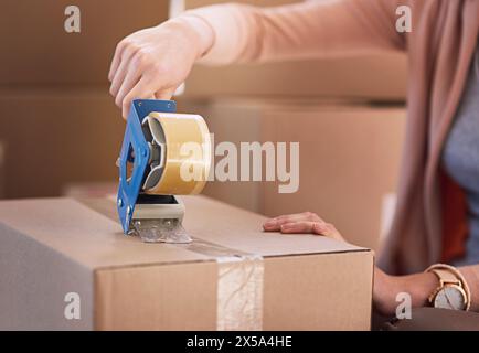 Mains, boîtes et femme avec ruban adhésif, déménagement et carton avec paquet, immobilier et propriété. Gros plan, personne et fille avec machine, colis et Banque D'Images