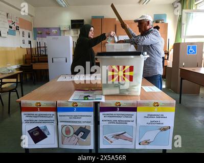 Une femme vote lors du deuxième tour des élections présidentielle et législatives, dans un bureau de vote à Skopje, Macédoine du Nord, le 8 mai 2024. IMAGO/PETR STOJANOVSKI Banque D'Images