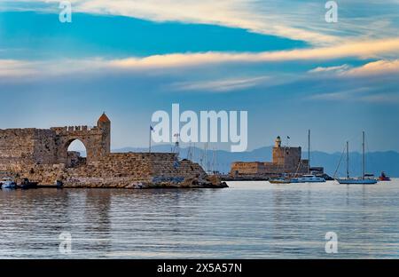 Port de Kolona dans la ville de Rhodes sur l'île de Rhodes. Banque D'Images