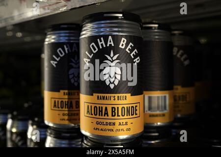 Honolulu, Hawaï - 24 décembre 2023:Aloha Beer bière Aloha Blonde Golden Ale canettes sur étagère. Brasserie indépendante située dans le brasseur historique Banque D'Images