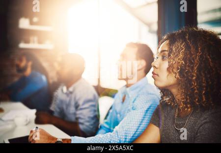 Réunion, rangée et présentation pour collègues, salle de réunion et reflets d'objectif au bureau. Séminaire, conférence et apprendre pour les gens de l'agence créative, divers et Banque D'Images