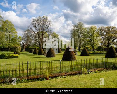 Le parterre au Manoir Chenies fin avril par beau jour. Banque D'Images