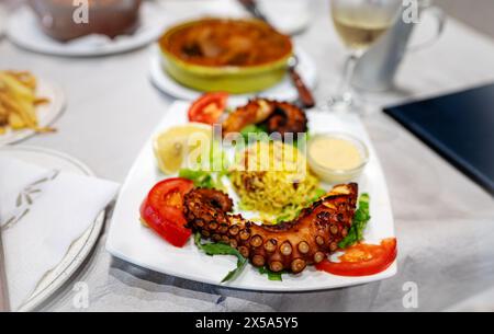 Tentacules de poulpe grillés avec riz et légumes. Banque D'Images