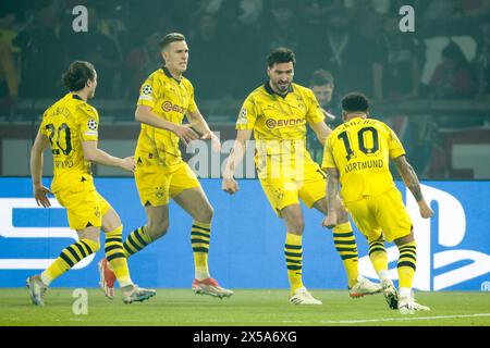 Paris, France, 07/05/2024, Paris, France, le 7 mai 2024, Mats Hummels de Dortmund célèbre son but avec ses coéquipiers lors de l'UEFA Champions League, demi-finale, match de 2e manche entre le Paris Saint-Germain et le Borussia Dortmund le 7 mai 2024 au stade du Parc des Princes à Paris, France Banque D'Images