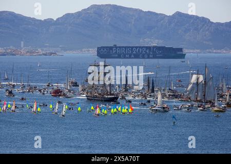 Marseille, France. 08 mai 2024. Le navire français à trois mâts « Belem » arrive à Marseille. Venant d'Athènes avec la flamme olympique à bord, le Belem arrive dans le port de Marseille et parade le long de la côte de la ville de Marseille entouré de milliers de bateaux. (Photo Denis Thaust/SOPA images/SIPA USA) crédit : SIPA USA/Alamy Live News Banque D'Images