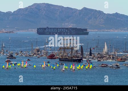 Marseille, France. 08 mai 2024. Le navire français à trois mâts « Belem » arrive à Marseille. Venant d'Athènes avec la flamme olympique à bord, le Belem arrive dans le port de Marseille et parade le long de la côte de la ville de Marseille entouré de milliers de bateaux. (Photo Denis Thaust/SOPA images/SIPA USA) crédit : SIPA USA/Alamy Live News Banque D'Images