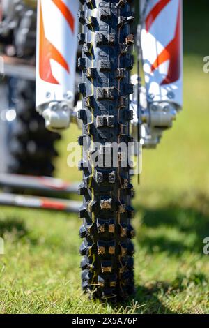 Pneu avant et amortisseurs de MX Bike Banque D'Images