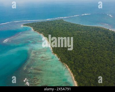 Une prise de vue aérienne capture la magnifique côte luxuriante du Costa Rica avec des eaux turquoises claires rencontrant la forêt tropicale dense Banque D'Images