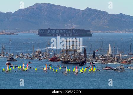 Marseille, France. 8 mai 2024. Le navire français à trois mâts « Belem » arrive à Marseille. Venant d'Athènes avec la flamme olympique à bord, le Belem arrive dans le port de Marseille et parade le long de la côte de la ville de Marseille entouré de milliers de bateaux. (Crédit image : © Denis Thaust/SOPA images via ZUMA Press Wire) USAGE ÉDITORIAL SEULEMENT! Non destiné à UN USAGE commercial ! Banque D'Images