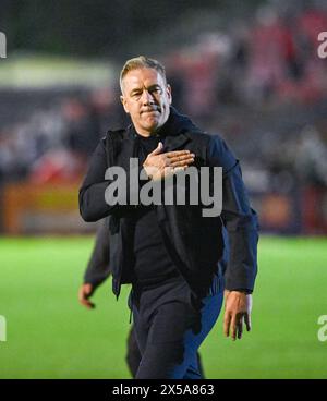 Le manager de Crawley Scott Lindsey reconnaît les fans après la victoire de 3-0 dans le Sky Bet EFL League deux play-offs demi-finale match de première manche entre Crawley Town et MK dons au Broadfield Stadium , Crawley , Royaume-Uni - 7 mai, 2024. Photo Simon Dack / images de téléobjectif. Usage éditorial exclusif. Pas de merchandising. Pour Football images, les restrictions FA et premier League s'appliquent inc. aucune utilisation d'Internet/mobile sans licence FAPL - pour plus de détails, contactez Football Dataco Banque D'Images