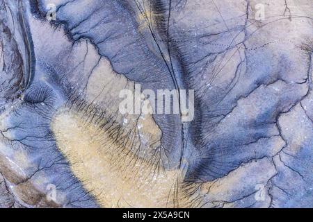 Une photo aérienne capture les textures uniques et abstraites du désert du sud-ouest de l'Utah, mettant en valeur des motifs naturels complexes dans des tons terreux. Banque D'Images