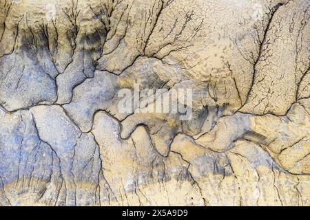 Une prise de vue aérienne de haut en bas capture les motifs complexes et les textures du désert du sud-ouest de l'Utah, mettant en valeur un mélange de tons terreux. Banque D'Images