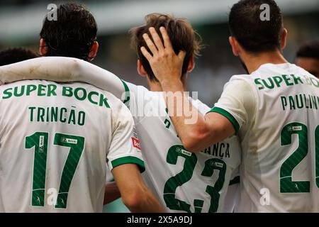 Les joueurs de Sporting célèbrent après le but marqué par Francisco Trincao lors du match de Liga Portugal entre le Sporting CP et le Portimonense SC à Estadio JO Banque D'Images