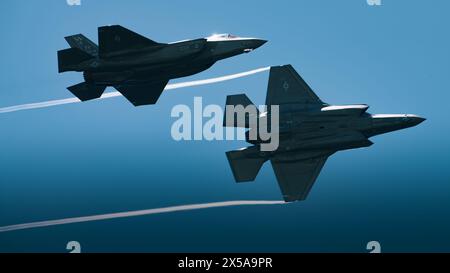 Deux avions F-35A Lightning II de l'US Air Force du 95th Fighter Squadron, Tyndall Air Force base, survolent le golfe du Mexique pendant le 2024 Gul Banque D'Images