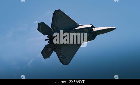 Un F-22 Raptor de l’US Air Force, piloté par le capitaine Samuel « Razz » Larson, pilote de l’équipe de démonstration du F-22 Raptor, survole le golfe du Mexique au cours du 2024 Banque D'Images