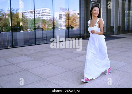 Belle femme marchant dans la ville Banque D'Images