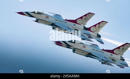 Le F-16 Fighting Falcons de l'United States Air Force Air Demonstration Squadron « Thunderbirds » survole le golfe du Mexique lors de la 2024 Gulf Coast Sal Banque D'Images