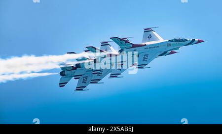 Le F-16 Fighting Falcons de l'United States Air Force Air Demonstration Squadron « Thunderbirds » survole le golfe du Mexique lors de la 2024 Gulf Coast Sal Banque D'Images