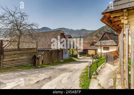 Vlkolinec, Slovaquie - Month Day année : 31 mars 2024 : Patrimoine de l'UNESCO, vieux village en bois de maisons historiques en rondins, réserve d'architecture populaire Banque D'Images