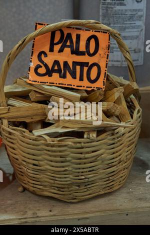 palo santo dans un panier en osier à vendre dans un marché à Salta, Argentine. Banque D'Images