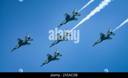 Le F-16 Fighting Falcons de l'United States Air Force Air Demonstration Squadron « Thunderbirds » survole le golfe du Mexique lors de la 2024 Gulf Coast Sal Banque D'Images