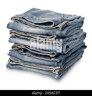 Pile de jeans en denim bleu vieilli pliés, isolés sur fond blanc Banque D'Images