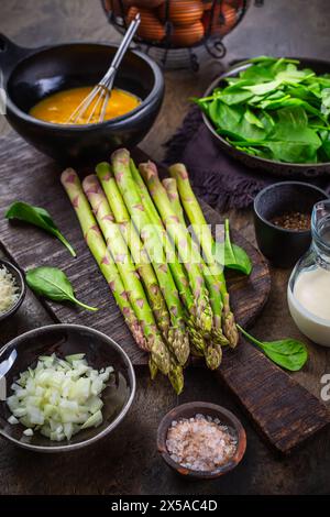 Préparer une omelette ou frittata saine aux asperges et aux épinards avec des ingrédients Banque D'Images