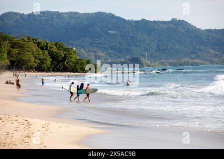 L'après-midi vibes sur la spectaculaire plage de sable Playa Santa Teresa pendant les vacances de noël sur la péninsule de Nicoya, Costa rica Banque D'Images