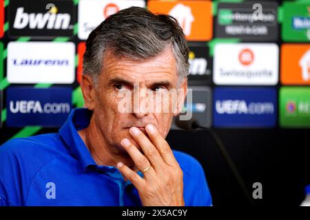 Jose Luis Mendilibar, entraîneur de l'Olympiacos, lors d'une conférence de presse au stade Georgios Karaiskakis, Athènes. Date de la photo : mercredi 8 mai 2024. Banque D'Images