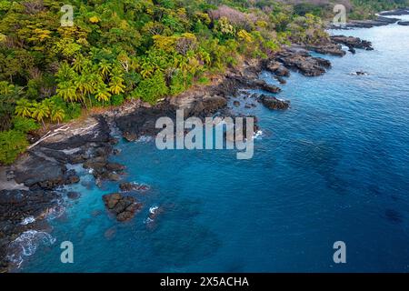 Vue aérienne spectaculaire de la côte isolée et de belles plages sur l'océan Pacifique dans une partie éloignée du panama, amérique centrale Banque D'Images