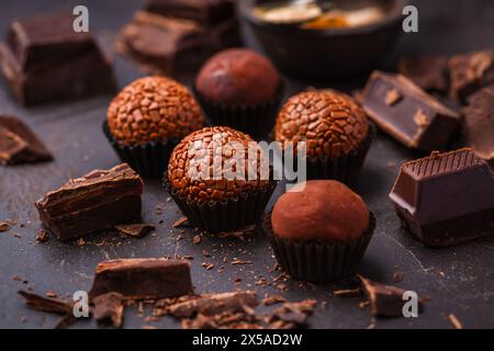 Truffes au chocolat maison avec morceaux de chocolat Banque D'Images