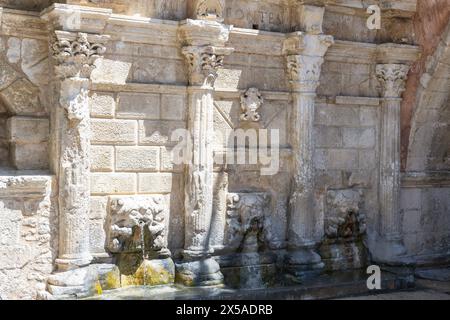 Rimondi Brunnen in der Altstadt von Rethymno, Kreta ist die groesste griechische Insel und Hat rund 8261 km Flaeche sowie 1066 Kilometern Kuestenlaenge. Die Insel chapeau etwa 624,000 Einwohner. Kreta Griechenland *** Fontaine Rimondi dans la vieille ville de Réthymnon, Crète est la plus grande île grecque et a environ 8261 km de superficie et 1066 km de côte L'île a environ 624 000 habitants Crète Grèce Copyright : xkolbert-press/UlrichxGamelx Banque D'Images