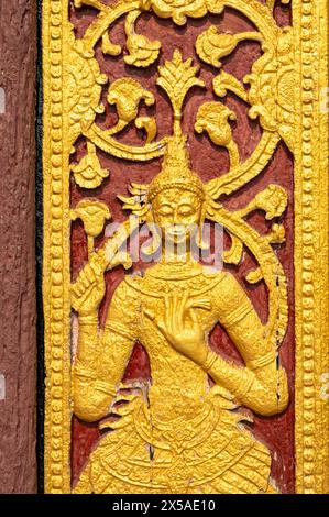 Porte ornée au temple Wat Chom si, Phousi ou Phu si Hill, Luang Prabang, Laos Banque D'Images