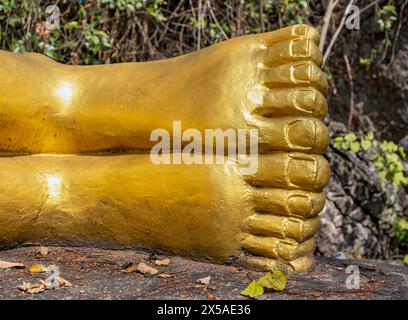 Statue de Bouddha couchée, Phousi ou Phu si Hill, Luang Prabang, Laos Banque D'Images