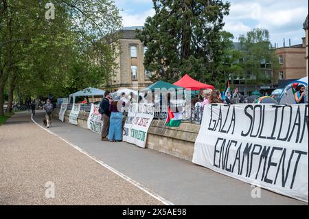 Aux premières heures de lundi matin, une cohorte d'étudiants de l'Université d'Oxford a établi un campement pro-palestinien sur le terrain du Musée d'histoire naturelle de l'Université d'Oxford. Les étudiants demandent à l'université de divulguer leurs investissements, de se départir de tout lié à Israël, et d'autres qu'ils ont énumérés sur une grande affiche située à l'entrée du campement. Banque D'Images