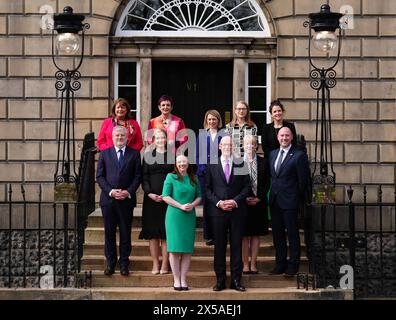 John Swinney, premier ministre nouvellement nommé de l'Écosse, est présent avec ses membres du Cabinet nouvellement nommés (rangée du haut, de gauche à droite)Fiona Hislop, Angela Constance, Jenny Gilruth, Shirley-Anne Somerville et Mairi Gougeon, (rangée du premier, de gauche à droite) Angus Robertson, Mairi McAllan, Kate Forbes, John Swinney, Shona Robison et Neil Gray, sur les marches de Bute House, Édimbourg. Date de la photo : mercredi 8 mai 2024. Banque D'Images