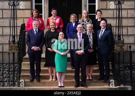 John Swinney, premier ministre nouvellement nommé de l'Écosse, est présent avec ses membres du Cabinet nouvellement nommés (rangée du haut, de gauche à droite)Fiona Hislop, Angela Constance, Jenny Gilruth, Shirley-Anne Somerville et Mairi Gougeon, (rangée du premier, de gauche à droite) Angus Robertson, Mairi McAllan, Kate Forbes, John Swinney, Shona Robison et Neil Gray, sur les marches de Bute House, Édimbourg. Date de la photo : mercredi 8 mai 2024. Banque D'Images