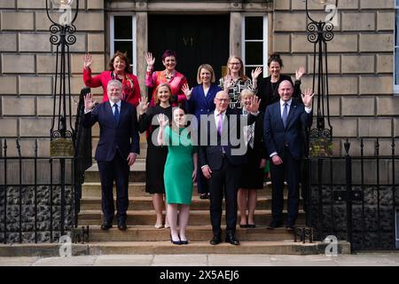 John Swinney, premier ministre nouvellement nommé de l'Écosse, est présent avec ses membres du Cabinet nouvellement nommés (rangée du haut, de gauche à droite)Fiona Hislop, Angela Constance, Jenny Gilruth, Shirley-Anne Somerville et Mairi Gougeon, (rangée du premier, de gauche à droite) Angus Robertson, Mairi McAllan, Kate Forbes, John Swinney, Shona Robison et Neil Gray, sur les marches de Bute House, Édimbourg. Date de la photo : mercredi 8 mai 2024. Banque D'Images