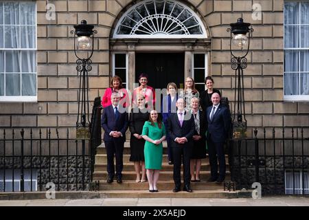 John Swinney, premier ministre nouvellement nommé de l'Écosse, est présent avec ses membres du Cabinet nouvellement nommés (rangée du haut, de gauche à droite)Fiona Hislop, Angela Constance, Jenny Gilruth, Shirley-Anne Somerville et Mairi Gougeon, (rangée du premier, de gauche à droite) Angus Robertson, Mairi McAllan, Kate Forbes, John Swinney, Shona Robison et Neil Gray, sur les marches de Bute House, Édimbourg. Date de la photo : mercredi 8 mai 2024. Banque D'Images