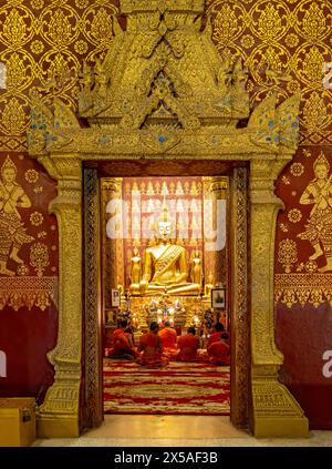 Moines priant au Wat Sensoukharam, Luang Prabang, Laos Banque D'Images