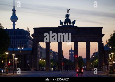 Berlin, Allemagne. 13 avril 2024. Vue tôt le matin de la porte de Brandebourg et de la tour de télévision. Crédit : Joerg Carstensen/dpa/Alamy Live News Banque D'Images