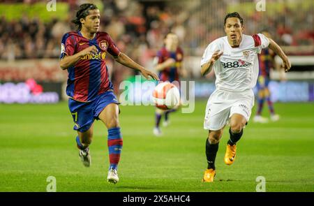 Ntense la Liga match moment avec dos Santos (FC Barcelone) et Adriano (Sevilla FC) en course pour le ballon. Banque D'Images