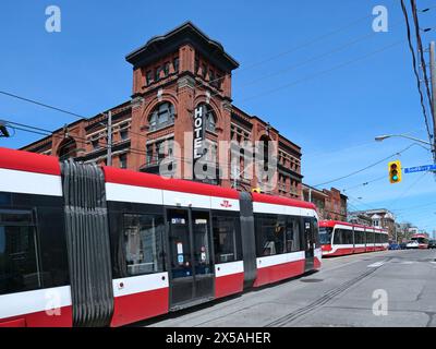 Tramways modernes de Toronto devant un hôtel historique du XIXe siècle Banque D'Images