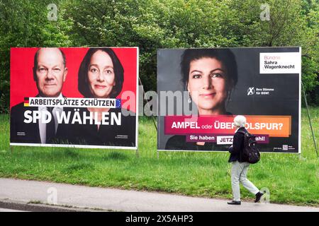 Dortmund, 8,5.2024, eine person geht entlang der Wahlplakate zur Europawahl AM 9,6.2024. Liens : Plakat der SPD mit Bundeskanzler Olaf Scholz und der deutschen eu-Spitzenkandidatin Katarina Barley. Rechts : Plakat der Partei BSW Bündnis Sahra Wagenknecht mit ihrer Spitzenkandidatin Sahra Wagenknecht --- Dortmund, 8 mai 2024 : une personne marche le long des affiches électorales pour les élections européennes du 9 juin 2024. Gauche : affiche du SPD avec le chancelier Olaf Scholz et la candidate allemande Katarina Barley. A droite : affiche du parti Sahra Wagenknecht de l'Alliance BSW avec son premier candidat Sahra Banque D'Images
