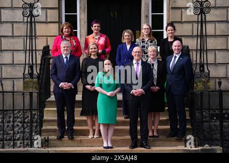 NOM CORRIGÉ RETRANSMIS DE HISLOP à HYSLOP nouvellement nommé premier ministre de l'Écosse John Swinney se tient avec ses nouveaux membres du Cabinet (rangée supérieure - gauche à droite)Fiona Hyslop, Angela Constance, Jenny Gilruth, Shirley-Anne Somerville et Mairi Gougeon, (rangée avant gauche à droite) Angus Robertson, Mairi McAllan, Kate Forbes, John Swinney, Shona Robison et Neil Gray, sur les marches de Bute House, Édimbourg. Date de la photo : mercredi 8 mai 2024. Banque D'Images