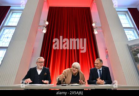 08 mai 2024, Thuringe, Weimar : Claudia Roth (M, Bündnis90/Die Grünen), ministre d'État à la culture, Benjamin-Immanuel Hoff (G, Die Linke), ministre de la culture, des Affaires fédérales et européennes, et Peter Kleine (R, non-parti), maire de Weimar, signent l'accord de financement officiel pour la rénovation générale du Théâtre national allemand de Weimar au Théâtre national allemand. En septembre 2023, les gouvernements fédéral et des États ont envoyé une confirmation de financement, acceptant ainsi un financement égal pouvant atteindre 167 millions d'euros. Cela a ouvert la voie à une construction en trois parties et Banque D'Images