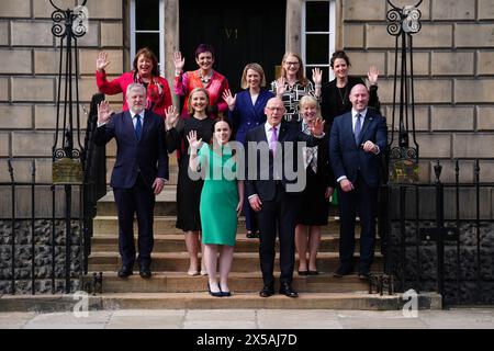 Premier ministre d’Écosse John Swinney avec son cabinet nouvellement nommé (de gauche à droite, en partant du haut) Fiona Hyslop, Angela Constance, Jenny Gilruth, Shirley-Anne Somerville, Mairi Gougeon, (rangée du bas) Angus Robertson, Mairi McAllan, Kate Forbes, John Swinney, Shona Robison et Neil Gray devant Bute House, Édimbourg. Date de la photo : mercredi 8 mai 2024. Banque D'Images