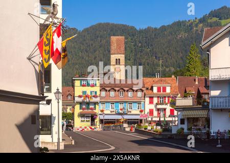 Église et maisons traditionnelles dans la vieille ville d'Unterseen Interlaken, Suisse Banque D'Images
